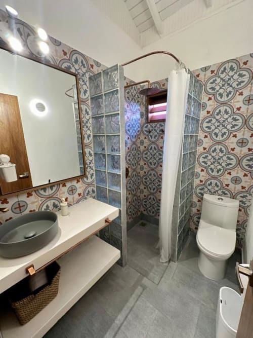 Baño moderno en Seaflower boutique lodge con paredes de azulejos decorativos, ducha tipo walk-in y accesorios contemporáneos