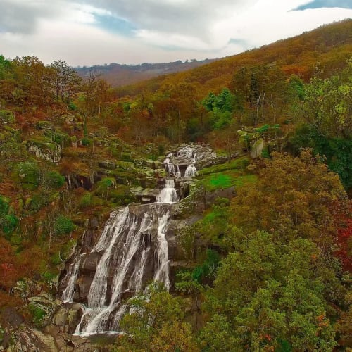 Cascada en cascada a través del paisaje forestal otoñal cerca de Casa Rural Villa del Jerte en El Torno, Cáceres