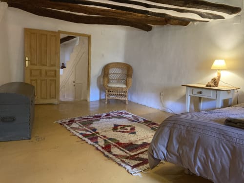Dormitorio Principal en Casa Josefa Capileira con cama de matrimonio 150cm situado en planta baja accesible por escaleras con su precioso techo de vigas de castaño y decoración arabo-Andalucí