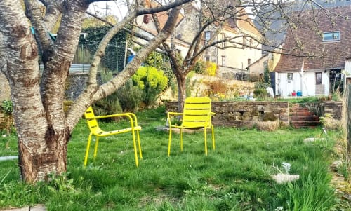 Deux chaises jaune vif sous un arbre dans le jardin de la Dragonne B&B, Bellême France