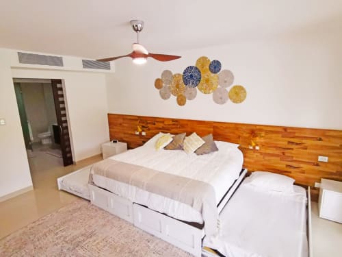 Habitación moderna en Mareazul Resort Beachfront con cabecera de madera, ventilador de techo, arte decorativo y baño privado