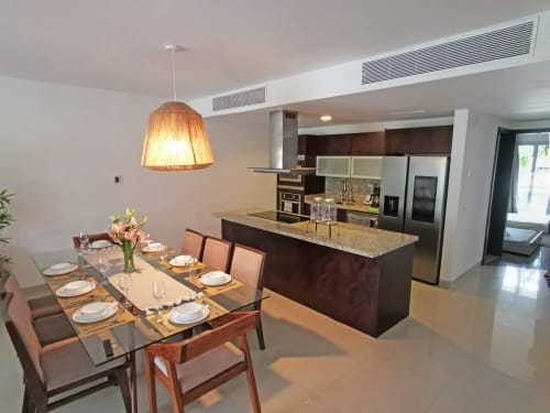 Moderna sala de estar y cocina de concepto abierto en Condo Paraiso del Resort Beachfront Mareazul, Playa del Carmen