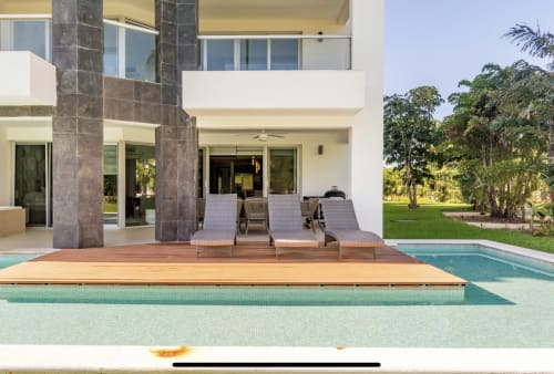 Moderno condominio frente al mar con piscina, tumbonas y vistas al jardín en Mareazul Resort, Playa del Carmen