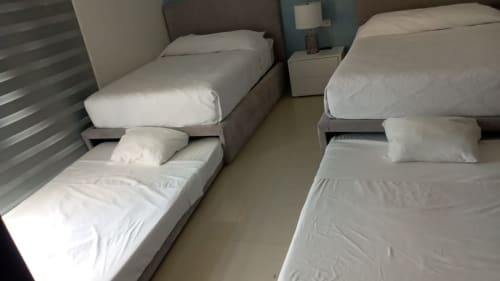 Dos camas individuales con sábanas y almohadas blancas en una habitación luminosa del Mareazul Beachfront Resort, Playa del Carmen