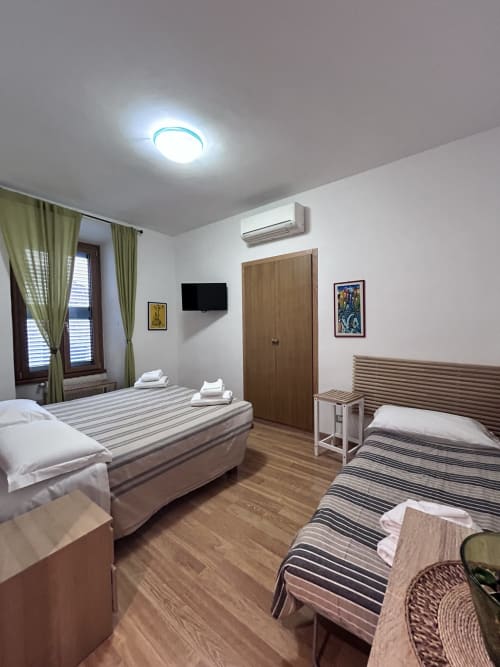 Double Room D1 at Maison Vaticana Guest House Rome, featuring twin beds, TV, AC, and modern amenities