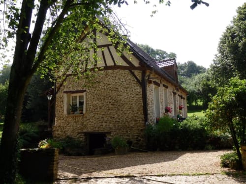 Maison principale en pierre du BnB Le Clos du Buisson à Saint Aubin sur Gaillon, entourée d'une végétation luxuriante