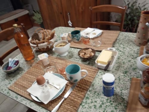 Table du petit-déjeuner au Clos du Buisson composée selon arrivages, toujours ultra frais, à Saint-Aubin-sur-Gaillon