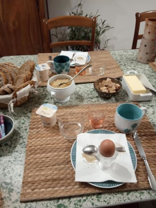 Table du petit-déjeuner au Le Clos du Buisson - composition selon arrivage, ultra frais