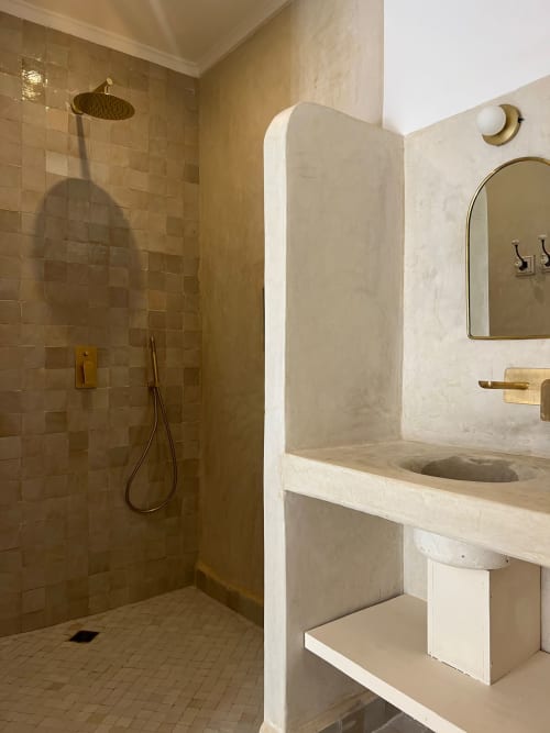 Salle de bain tout en zellige d'une suite master dans un Riad à Marrakech