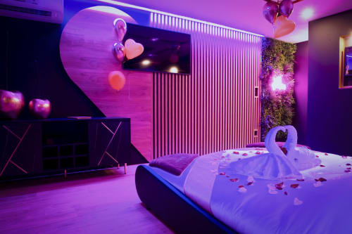 week‑end en amoureux, séjour romantique, nuit romantique, escapade couple, love room, suite romantique, chambre avec jacuzzi, spa privatif, jacuzzi privé, sauna privatif, hammam privé, bain à remous, baignoire balnéo, thalasso couple, massage en duo, détente bien‑être, parenthèse cocooning, pause détente, séjour bien‑être, nuit de noces, anniversaire de mariage, demande en mariage, lune de miel, saint‑valentin, surprise romantique, box romantique, pack romantique, gîte romantique, suite avec spa, loft avec jacuzzi, cabane dans les arbres, bulle transparente, chalet avec bain nordique, maison avec piscine intérieure, chambre d’hôtes romantique, hôtel spa, appart’hôtel cosy, tiny house avec spa, péniche avec jacuzzi, hébergement insolite, logement avec terrasse privée, vue panoramique, vue montagne, vue campagne, jacuzzi intérieur, jacuzzi extérieur, sauna finlandais, sauna infrarouge, hammam vapeur, douche à l’italienne, douche double, ciel de pluie, chromothérapie, aromathérapie, table de massage, fauteuil relax, huiles essentielles, sels de bain, bombes de bain, peignoirs et chaussons, tisanerie détente, lit king‑size, lit rond, baldaquin, miroir au plafond, lumière tamisée, LED d’ambiance, bougies parfumées, cheminée éthanol, déco cocooning, déco glamour, ambiance feutrée, pétales de roses, ballons personnalisés, message de bienvenue, playlist romantique, petit‑déjeuner au lit, dîner aux chandelles, room service, panier gourmand, cave à vin, champagne, chocolats, fleurs fraîches, massage duo à domicile, soin visage corps, shooting photo couple, check‑in autonome, late check‑out, conciergerie, box surprise, coffret bien‑être, décoration personnalisée, home‑cinéma privé, vidéoprojecteur, Netflix streaming, sonorisation bluetooth, jeux de société pour deux, observation des étoiles, balade nature, randonnée courte, pique‑nique romantique, dégustation de vins, visite de vignoble, city break romantique, coucher de soleil spot, terrasse privative, jardin clos, brasero, guirlandes lumineuses, transat double, salon de jardin, douche extérieure, spa abrité, parking privé, entrée indépendante, intimité garantie, hébergement discret, 100% privatif, confidentiel, haut de gamme, premium, luxe, cosy, intimiste, escapade proche, déconnexion, recharge émotionnelle, bulle d’amour, expérience sensorielle, souvenir inoubliable, effet waouh, jeunes mariés, couple marié, couple sans enfants, parents en break, anniversaire de couple, fiançailles, voyage de noces, retrouvailles, surprise de dernière minute, love room Aurillac, jacuzzi privatif Aurillac, week‑end romantique Aurillac, suite avec spa Aurillac, gîte romantique Aurillac, hôtel spa Aurillac, hébergement insolite Aurillac, cabane avec jacuzzi Aurillac, love room Cantal, jacuzzi privatif Cantal, week‑end romantique Cantal, suite avec spa Cantal, gîte romantique Cantal, hôtel spa Cantal, hébergement insolite Cantal, cabane avec jacuzzi Cantal, suite romantique avec jacuzzi et sauna privés, love room discrète avec entrée autonome, gîte cosy avec spa privatif et terrasse, chambre avec baignoire balnéo et lit king, week‑end détente couple tout compris, pack romantique pétales champagne, massage en duo en chambre, séjour bien‑être proche Aurillac Brive‑la‑Gaillarde Clermont‑Ferrand Tulle Rodez, nuit romantique dernière minute, expérience cocooning haut de gamme, hygiène irréprochable, ménage professionnel, linge premium, insonorisation, climatisation, chauffage d’ambiance, wifi