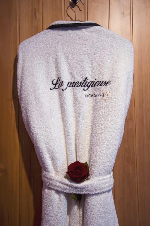 week‑end en amoureux, séjour romantique, nuit romantique, escapade couple, love room, suite romantique, chambre avec jacuzzi, spa privatif, jacuzzi privé, sauna privatif, hammam privé, bain à remous, baignoire balnéo, thalasso couple, massage en duo, détente bien‑être, parenthèse cocooning, pause détente, séjour bien‑être, nuit de noces, anniversaire de mariage, demande en mariage, lune de miel, saint‑valentin, surprise romantique, box romantique, pack romantique, gîte romantique, suite avec spa, loft avec jacuzzi, cabane dans les arbres, bulle transparente, chalet avec bain nordique, maison avec piscine intérieure, chambre d’hôtes romantique, hôtel spa, appart’hôtel cosy, tiny house avec spa, péniche avec jacuzzi, hébergement insolite, logement avec terrasse privée, vue panoramique, vue montagne, vue campagne, jacuzzi intérieur, jacuzzi extérieur, sauna finlandais, sauna infrarouge, hammam vapeur, douche à l’italienne, douche double, ciel de pluie, chromothérapie, aromathérapie, table de massage, fauteuil relax, huiles essentielles, sels de bain, bombes de bain, peignoirs et chaussons, tisanerie détente, lit king‑size, lit rond, baldaquin, miroir au plafond, lumière tamisée, LED d’ambiance, bougies parfumées, cheminée éthanol, déco cocooning, déco glamour, ambiance feutrée, pétales de roses, ballons personnalisés, message de bienvenue, playlist romantique, petit‑déjeuner au lit, dîner aux chandelles, room service, panier gourmand, cave à vin, champagne, chocolats, fleurs fraîches, massage duo à domicile, soin visage corps, shooting photo couple, check‑in autonome, late check‑out, conciergerie, box surprise, coffret bien‑être, décoration personnalisée, home‑cinéma privé, vidéoprojecteur, Netflix streaming, sonorisation bluetooth, jeux de société pour deux, observation des étoiles, balade nature, randonnée courte, pique‑nique romantique, dégustation de vins, visite de vignoble, city break romantique, coucher de soleil spot, terrasse privative, jardin clos, brasero, guirlandes lumineuses, transat double, salon de jardin, douche extérieure, spa abrité, parking privé, entrée indépendante, intimité garantie, hébergement discret, 100% privatif, confidentiel, haut de gamme, premium, luxe, cosy, intimiste, escapade proche, déconnexion, recharge émotionnelle, bulle d’amour, expérience sensorielle, souvenir inoubliable, effet waouh, jeunes mariés, couple marié, couple sans enfants, parents en break, anniversaire de couple, fiançailles, voyage de noces, retrouvailles, surprise de dernière minute, love room Aurillac, jacuzzi privatif Aurillac, week‑end romantique Aurillac, suite avec spa Aurillac, gîte romantique Aurillac, hôtel spa Aurillac, hébergement insolite Aurillac, cabane avec jacuzzi Aurillac, love room Cantal, jacuzzi privatif Cantal, week‑end romantique Cantal, suite avec spa Cantal, gîte romantique Cantal, hôtel spa Cantal, hébergement insolite Cantal, cabane avec jacuzzi Cantal, suite romantique avec jacuzzi et sauna privés, love room discrète avec entrée autonome, gîte cosy avec spa privatif et terrasse, chambre avec baignoire balnéo et lit king, week‑end détente couple tout compris, pack romantique pétales champagne, massage en duo en chambre, séjour bien‑être proche Aurillac Brive‑la‑Gaillarde Clermont‑Ferrand Tulle Rodez, nuit romantique dernière minute, expérience cocooning haut de gamme, hygiène irréprochable, ménage professionnel, linge premium, insonorisation, climatisation, chauffage d’ambiance, wifi