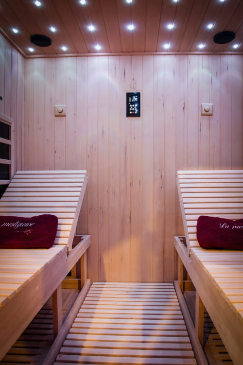 week‑end en amoureux, séjour romantique, nuit romantique, escapade couple, love room, suite romantique, chambre avec jacuzzi, spa privatif, jacuzzi privé, sauna privatif, hammam privé, bain à remous, baignoire balnéo, thalasso couple, massage en duo, détente bien‑être, parenthèse cocooning, pause détente, séjour bien‑être, nuit de noces, anniversaire de mariage, demande en mariage, lune de miel, saint‑valentin, surprise romantique, box romantique, pack romantique, gîte romantique, suite avec spa, loft avec jacuzzi, cabane dans les arbres, bulle transparente, chalet avec bain nordique, maison avec piscine intérieure, chambre d’hôtes romantique, hôtel spa, appart’hôtel cosy, tiny house avec spa, péniche avec jacuzzi, hébergement insolite, logement avec terrasse privée, vue panoramique, vue montagne, vue campagne, jacuzzi intérieur, jacuzzi extérieur, sauna finlandais, sauna infrarouge, hammam vapeur, douche à l’italienne, douche double, ciel de pluie, chromothérapie, aromathérapie, table de massage, fauteuil relax, huiles essentielles, sels de bain, bombes de bain, peignoirs et chaussons, tisanerie détente, lit king‑size, lit rond, baldaquin, miroir au plafond, lumière tamisée, LED d’ambiance, bougies parfumées, cheminée éthanol, déco cocooning, déco glamour, ambiance feutrée, pétales de roses, ballons personnalisés, message de bienvenue, playlist romantique, petit‑déjeuner au lit, dîner aux chandelles, room service, panier gourmand, cave à vin, champagne, chocolats, fleurs fraîches, massage duo à domicile, soin visage corps, shooting photo couple, check‑in autonome, late check‑out, conciergerie, box surprise, coffret bien‑être, décoration personnalisée, home‑cinéma privé, vidéoprojecteur, Netflix streaming, sonorisation bluetooth, jeux de société pour deux, observation des étoiles, balade nature, randonnée courte, pique‑nique romantique, dégustation de vins, visite de vignoble, city break romantique, coucher de soleil spot, terrasse privative, jardin clos, brasero, guirlandes lumineuses, transat double, salon de jardin, douche extérieure, spa abrité, parking privé, entrée indépendante, intimité garantie, hébergement discret, 100% privatif, confidentiel, haut de gamme, premium, luxe, cosy, intimiste, escapade proche, déconnexion, recharge émotionnelle, bulle d’amour, expérience sensorielle, souvenir inoubliable, effet waouh, jeunes mariés, couple marié, couple sans enfants, parents en break, anniversaire de couple, fiançailles, voyage de noces, retrouvailles, surprise de dernière minute, love room Aurillac, jacuzzi privatif Aurillac, week‑end romantique Aurillac, suite avec spa Aurillac, gîte romantique Aurillac, hôtel spa Aurillac, hébergement insolite Aurillac, cabane avec jacuzzi Aurillac, love room Cantal, jacuzzi privatif Cantal, week‑end romantique Cantal, suite avec spa Cantal, gîte romantique Cantal, hôtel spa Cantal, hébergement insolite Cantal, cabane avec jacuzzi Cantal, suite romantique avec jacuzzi et sauna privés, love room discrète avec entrée autonome, gîte cosy avec spa privatif et terrasse, chambre avec baignoire balnéo et lit king, week‑end détente couple tout compris, pack romantique pétales champagne, massage en duo en chambre, séjour bien‑être proche Aurillac Brive‑la‑Gaillarde Clermont‑Ferrand Tulle Rodez, nuit romantique dernière minute, expérience cocooning haut de gamme, hygiène irréprochable, ménage professionnel, linge premium, insonorisation, climatisation, chauffage d’ambiance, wifi