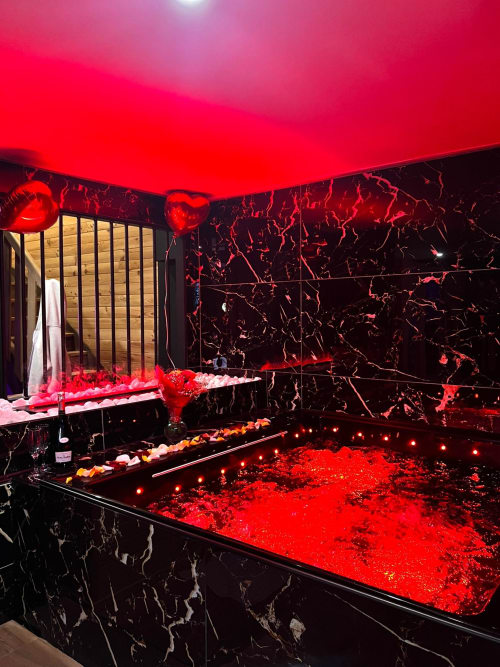 love room avec jacuzzi privé près d'Aurillac, séjour romantique en love room à Aurillac, nuit romantique avec spa privatif Aurillac, réservation love room campagne Cantal, week-end en amoureux avec jacuzzi Aurillac, chambre romantique avec vue nature Aurillac, love room pour couple en Auvergne, hôtel romantique pour couples Aurillac, hébergement insolite en love room Aurillac, escapade romantique proche d'Aurillac, activités romantiques à faire à Aurillac, idées de week-end en love room Cantal, meilleurs endroits romantiques Aurillac, lieux d'escapade pour couples Cantal, itinéraire romantique autour d'Aurillac, visiter Aurillac en couple, randonnées romantiques près d'Aurillac, conseils de séjour romantique Cantal, endroits calmes pour couples en Auvergne, meilleures activités bien-être Aurillac