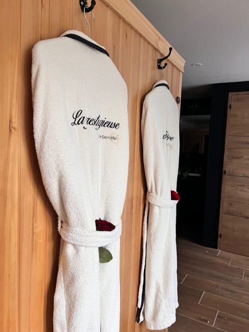 week‑end en amoureux, séjour romantique, nuit romantique, escapade couple, love room, suite romantique, chambre avec jacuzzi, spa privatif, jacuzzi privé, sauna privatif, hammam privé, bain à remous, baignoire balnéo, thalasso couple, massage en duo, détente bien‑être, parenthèse cocooning, pause détente, séjour bien‑être, nuit de noces, anniversaire de mariage, demande en mariage, lune de miel, saint‑valentin, surprise romantique, box romantique, pack romantique, gîte romantique, suite avec spa, loft avec jacuzzi, cabane dans les arbres, bulle transparente, chalet avec bain nordique, maison avec piscine intérieure, chambre d’hôtes romantique, hôtel spa, appart’hôtel cosy, tiny house avec spa, péniche avec jacuzzi, hébergement insolite, logement avec terrasse privée, vue panoramique, vue montagne, vue campagne, jacuzzi intérieur, jacuzzi extérieur, sauna finlandais, sauna infrarouge, hammam vapeur, douche à l’italienne, douche double, ciel de pluie, chromothérapie, aromathérapie, table de massage, fauteuil relax, huiles essentielles, sels de bain, bombes de bain, peignoirs et chaussons, tisanerie détente, lit king‑size, lit rond, baldaquin, miroir au plafond, lumière tamisée, LED d’ambiance, bougies parfumées, cheminée éthanol, déco cocooning, déco glamour, ambiance feutrée, pétales de roses, ballons personnalisés, message de bienvenue, playlist romantique, petit‑déjeuner au lit, dîner aux chandelles, room service, panier gourmand, cave à vin, champagne, chocolats, fleurs fraîches, massage duo à domicile, soin visage corps, shooting photo couple, check‑in autonome, late check‑out, conciergerie, box surprise, coffret bien‑être, décoration personnalisée, home‑cinéma privé, vidéoprojecteur, Netflix streaming, sonorisation bluetooth, jeux de société pour deux, observation des étoiles, balade nature, randonnée courte, pique‑nique romantique, dégustation de vins, visite de vignoble, city break romantique, coucher de soleil spot, terrasse privative, jardin clos, brasero, guirlandes lumineuses, transat double, salon de jardin, douche extérieure, spa abrité, parking privé, entrée indépendante, intimité garantie, hébergement discret, 100% privatif, confidentiel, haut de gamme, premium, luxe, cosy, intimiste, escapade proche, déconnexion, recharge émotionnelle, bulle d’amour, expérience sensorielle, souvenir inoubliable, effet waouh, jeunes mariés, couple marié, couple sans enfants, parents en break, anniversaire de couple, fiançailles, voyage de noces, retrouvailles, surprise de dernière minute, love room Aurillac, jacuzzi privatif Aurillac, week‑end romantique Aurillac, suite avec spa Aurillac, gîte romantique Aurillac, hôtel spa Aurillac, hébergement insolite Aurillac, cabane avec jacuzzi Aurillac, love room Cantal, jacuzzi privatif Cantal, week‑end romantique Cantal, suite avec spa Cantal, gîte romantique Cantal, hôtel spa Cantal, hébergement insolite Cantal, cabane avec jacuzzi Cantal, suite romantique avec jacuzzi et sauna privés, love room discrète avec entrée autonome, gîte cosy avec spa privatif et terrasse, chambre avec baignoire balnéo et lit king, week‑end détente couple tout compris, pack romantique pétales champagne, massage en duo en chambre, séjour bien‑être proche Aurillac Brive‑la‑Gaillarde Clermont‑Ferrand Tulle Rodez, nuit romantique dernière minute, expérience cocooning haut de gamme, hygiène irréprochable, ménage professionnel, linge premium, insonorisation, climatisation, chauffage d’ambiance, wifi