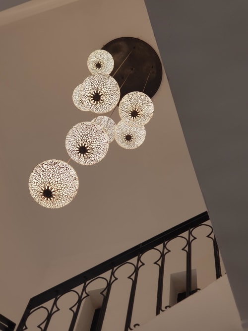 Suspension de 8 boules lumineuses dans un escalier central d'un Riad à Marrakech