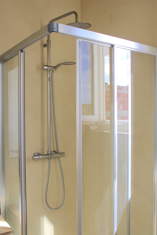 Chuveiro moderno com ducha de chuva e spray manual no apartamento Star Host, Bordeira, Portugal