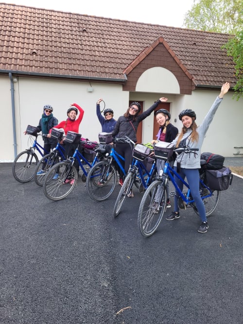 Groupe de six cyclistes avec leurs vélos devant l'hôtel Cheverny La Vie Est Belle à Cheverny, France