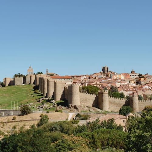 Muros y torres medievales de Segovia con agujas de catedral, vista de la ciudad desde Hotel Náyade