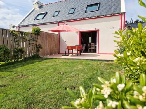 Côté jardin et terrasse maison Baluden au sud de belle île en mer - kerdavid ile