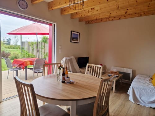 Pièce de vie avec accès au jardin maison Baluden - séjour à Kerdavid île au sud de belle île en mer