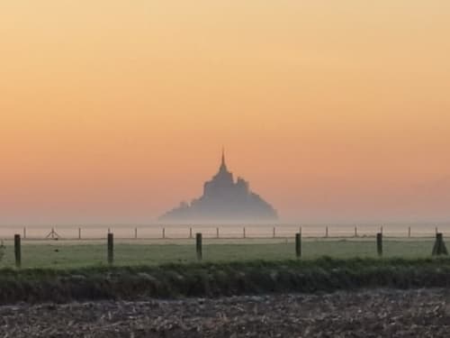 Le Mont Saint-Michel en ombre chinoise dans la lumière du soleil couchant