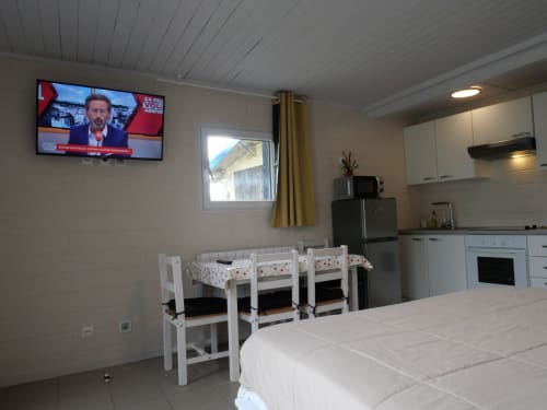 Studio Sci Saviya à Égletons avec kitchenette, coin repas, TV et vue sur jardin