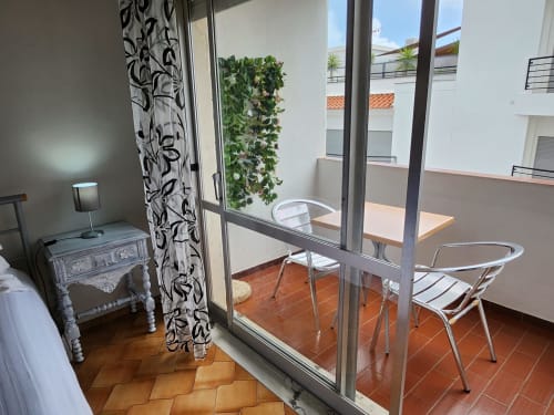 Varanda moderna com mesa, cadeiras e vista para a cidade no hotel Casa do Sol Algarve, Lagos