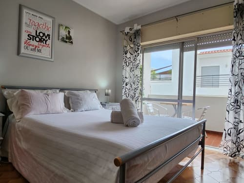 Quarto casal iluminado com varanda na Casa do Sol Algarve, Lagos, cama moderna e vista para a cidade