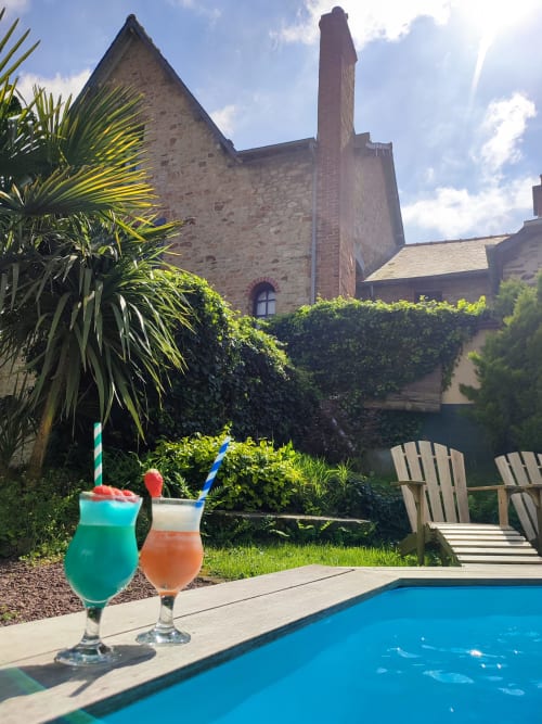 2 cocktails au bord de la piscine