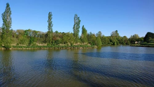 Vue pittoresque au bord de la rivière avec peupliers et paysages verdoyants aux Deux Porches, Verrières, France