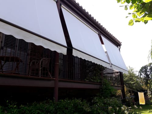 Gîte Casa Rural La Perla avec store rétractable, balcon en bois foncé et vue sur jardin luxuriant à Hiendelaencina, Espagne