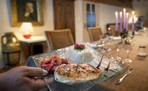 Assiette raffinée à Domaine à l'Aise à Saint-Pargoire, salle élégante avec table aux chandelles