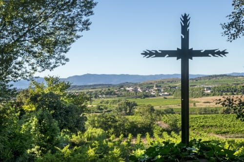 Croix décorée surplombant les vignobles et la campagne près de Saint-Pargoire, France