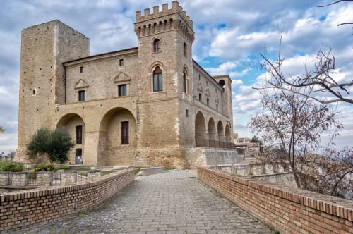 Torre de castillo medieval de piedra en Casale 905 B&B en Crecchio, Italia con almenas y entradas abovedadas