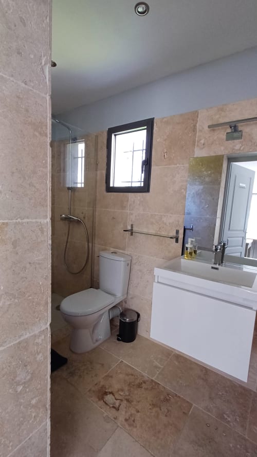 salle de bain danschambre d’hôtes La Goutadou à Cabannes en Provence - Alpilles -Lubéron - Saint Rémy de Provence - Avignon - Arles- Isle sur la Sorgues in 