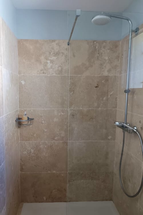 douche dans chambre d’hôtes La Goutadou à Cabannes en Provence - Alpilles -Lubéron - Saint Rémy de Provence - Avignon - Arles- Isle sur la Sorgues 