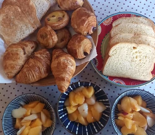 petit-déjeuner, croissant salade de fruit à chambre d’hôtes La Goutadou à Cabannes en Provence - Alpilles -Lubéron - Saint Rémy de Provence - Avignon - Arles- Isle sur la Sorgues 