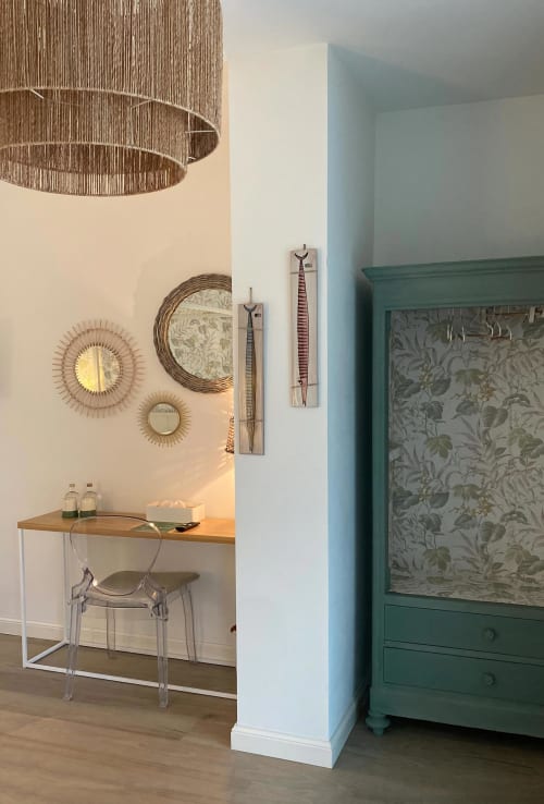 Modernes Zimmer der B&B Verdolivo in Sale Marasino mit Schreibtisch, Stuhl, Spiegeln und grünem Kleiderschrank