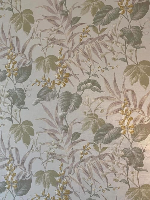 Vintage Botanik-Tapete mit goldenen Blüten und grünen Blättern im B&B Verdolivo, Sale Marasino