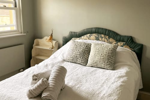 Guest bedroom Circus Mews bijou townhouse Bath City Centre holiday accommodation short breaks romantic getaway couples retreat