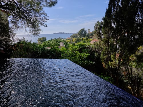 Piscine à débordement avec vue sur la Méditerranée et le littoral de La Luna, hôtel de charme à Marseille, Provence