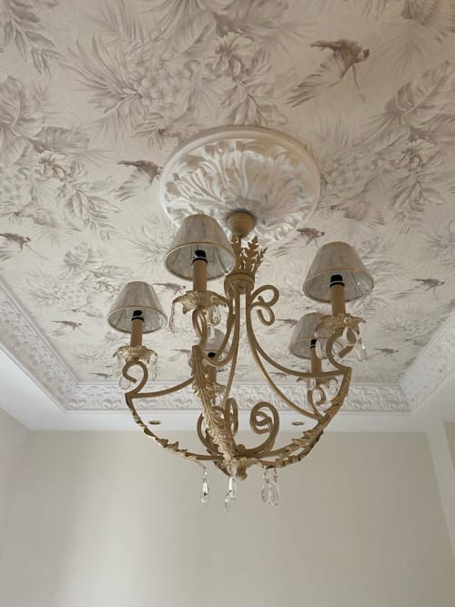 Lámpara ornamental en Suite Comares del hotel Granada con estucos decorativos y araña