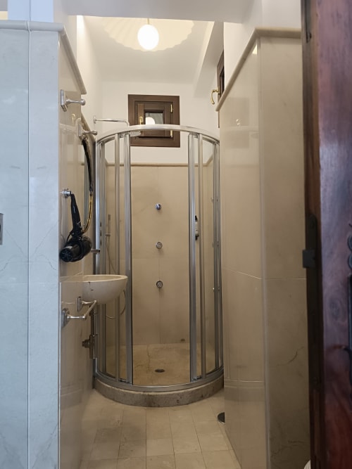 Moderna mampara de ducha en el baño de Suite Comares, hotel de Granada