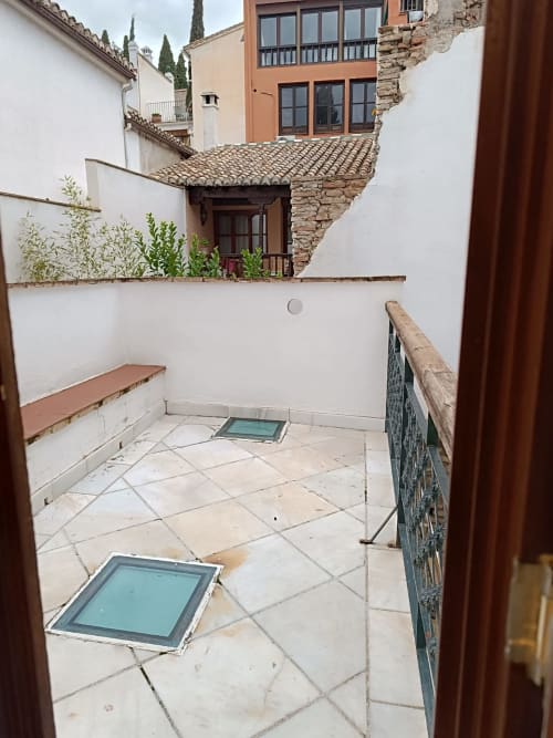 Patio de la Suite Comares Granada con lucernarios y arquitectura histórica morisca