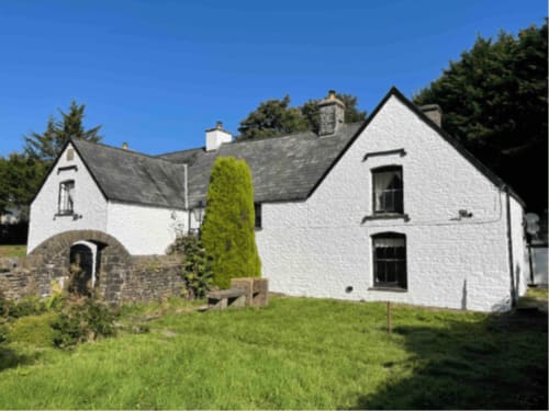 Historic large farmhouse group stay accommodation 