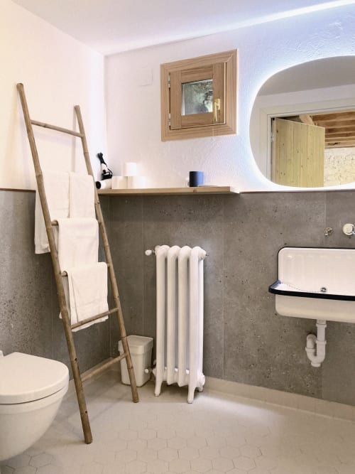 Baño rústico en Casa rural MAÑARINEGI Landa con paredes de hormigón, radiador blanco, toallero de escalera de madera y pedestal