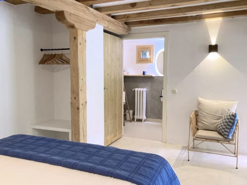 Dormitorio moderno en Casa rural MAÑARINEGI en Gipuzkoa con ropa de cama azul, vigas de madera, baño privado y confortable