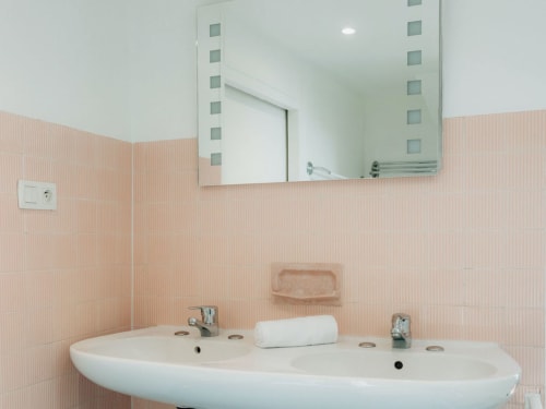 70s-style bathroom