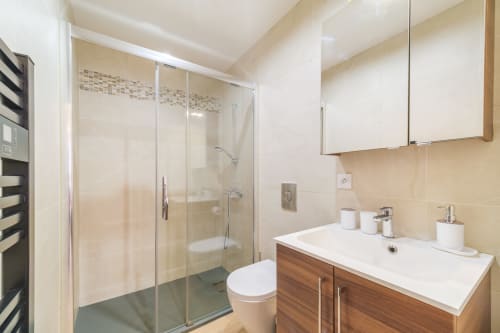 Salle de bain moderne et élégante  du gîte Le Coeur Theinheim à Colmar
