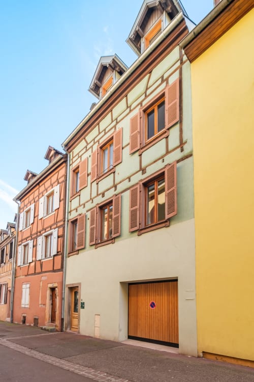 Façade colorée de L'Esprit de Theinheim à Colmar, maison alsacienne traditionnelle